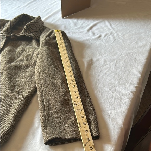 Elegant Women's Brown Blazer with Button Details - Picture 5 of 6